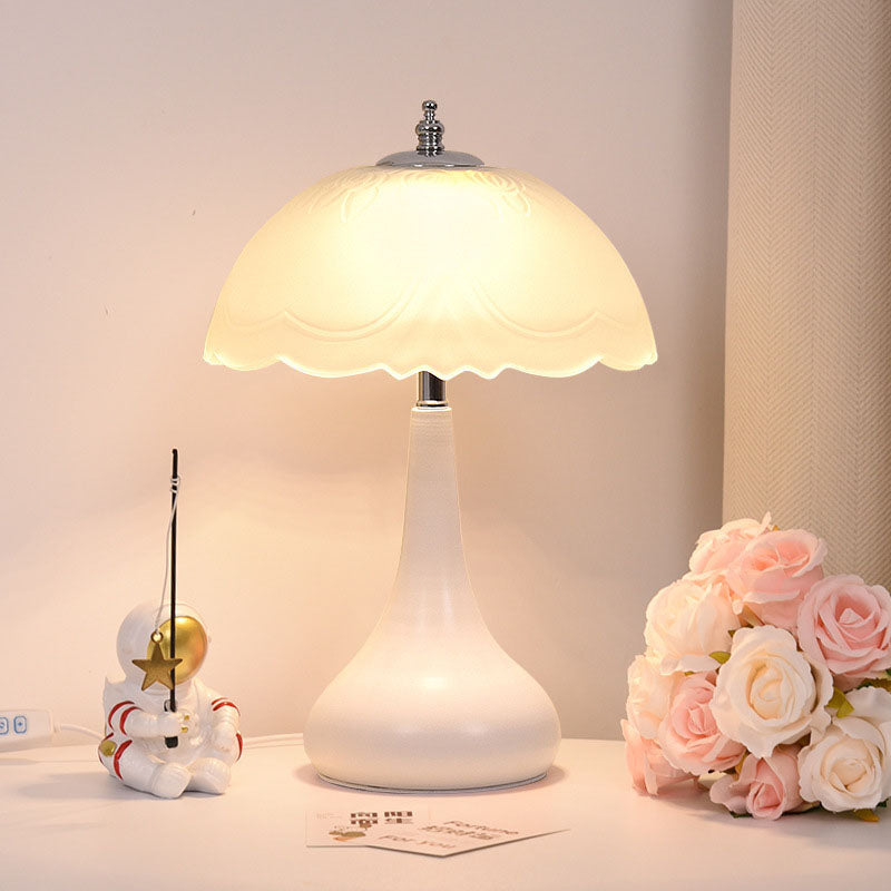 Lighteme Romantische Tischlampe im Creme-Stil