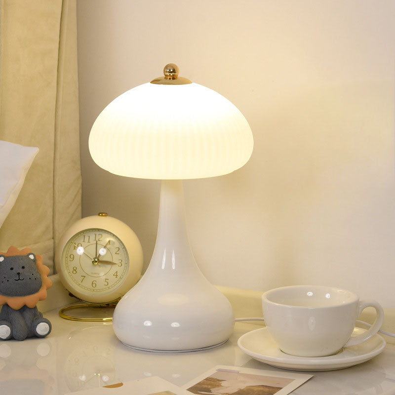 Lighteme Romantische Tischlampe im Creme-Stil