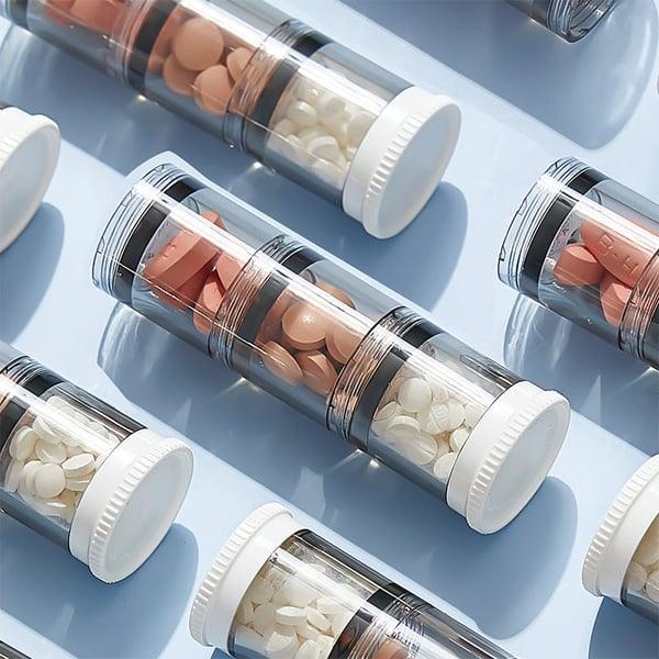 Tragbare Pillendose mit großem Fassungsvermögen von Lighteme für die Woche