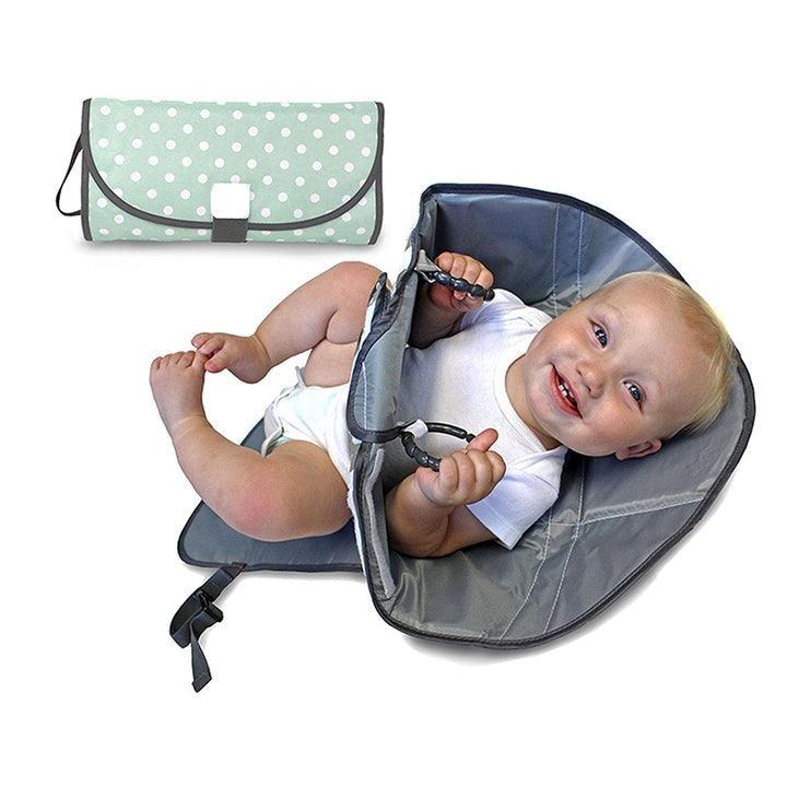 Lighteme No-mess Baby – bietet alle Vorteile eines tragbaren Wickeltisches und eines Windelhalters