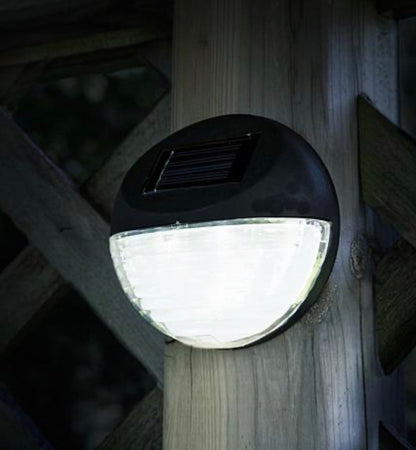 Lighteme Schwarzes Deck Solarbetriebenes LED-Arbeitslicht, 4er-Pack