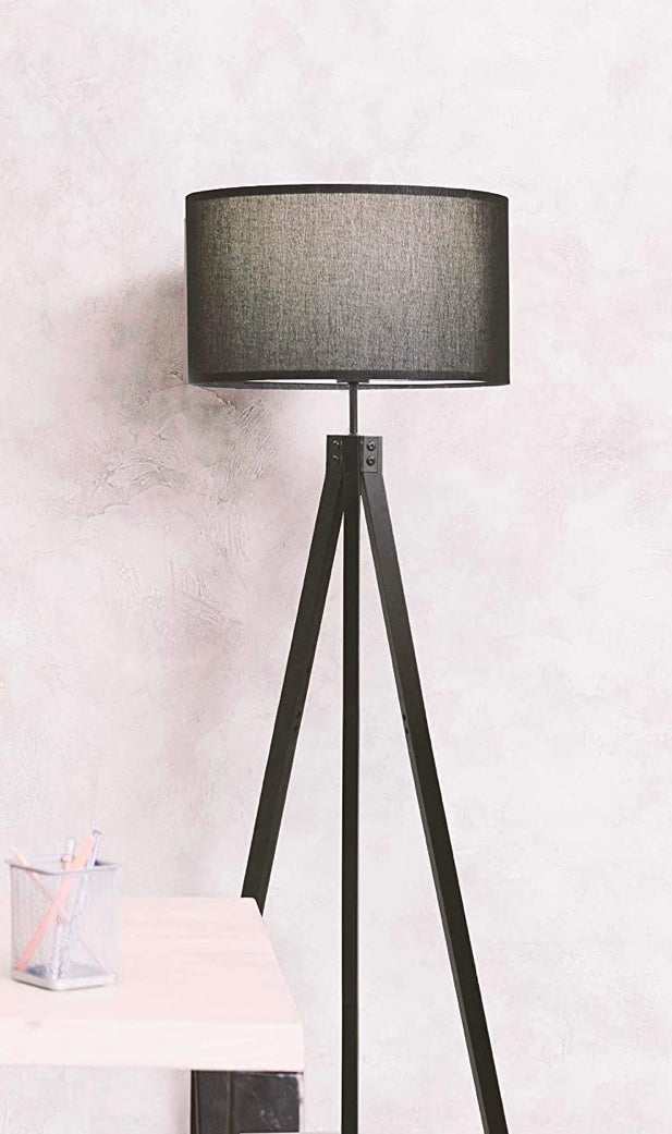 Moderne LED-Stehlampe mit Stativ von Lighteme – dimmbares modernes Licht aus der Mitte des Jahrhunderts für zeitgenössische Wohnzimmer – hohe freistehende Lampe mit Beinen aus Massivholz