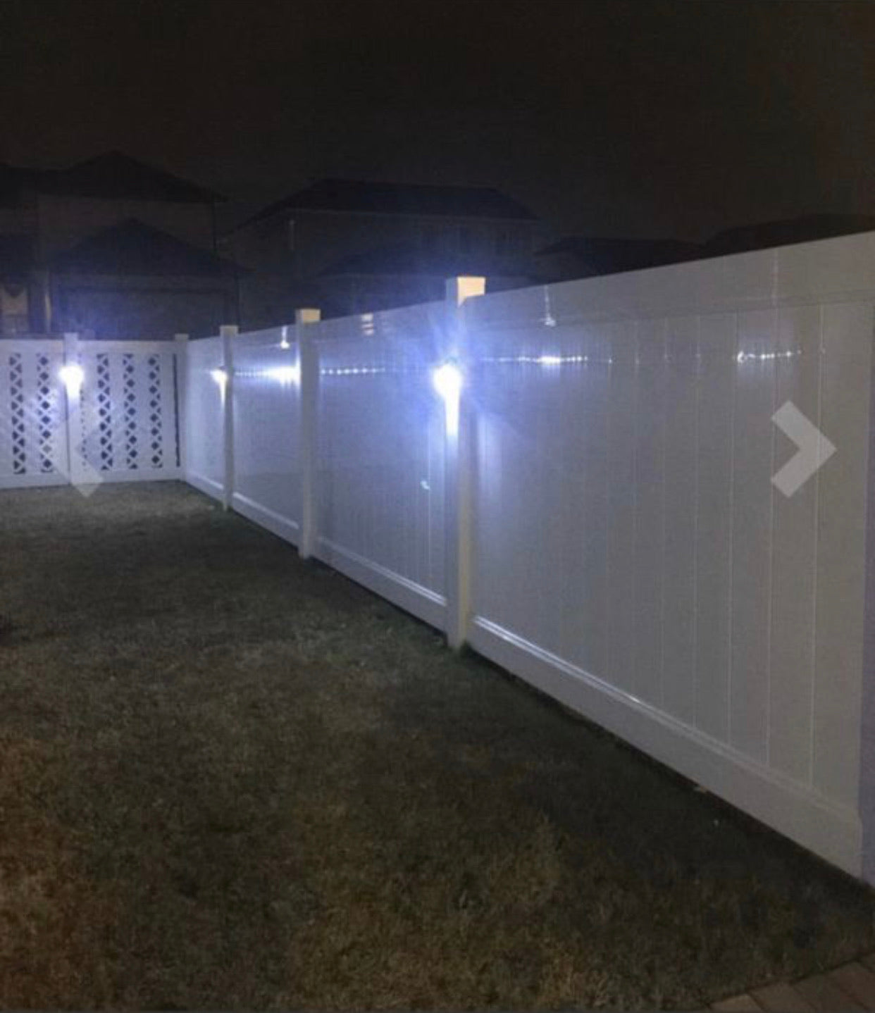 Lighteme Schwarzes Deck Solarbetriebenes LED-Arbeitslicht, 4er-Pack