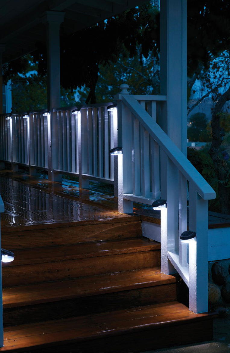 Lighteme Solarbetriebene LED-Zaunleuchte mit Pfostenkappe, 4er-Pack, Schwarz 