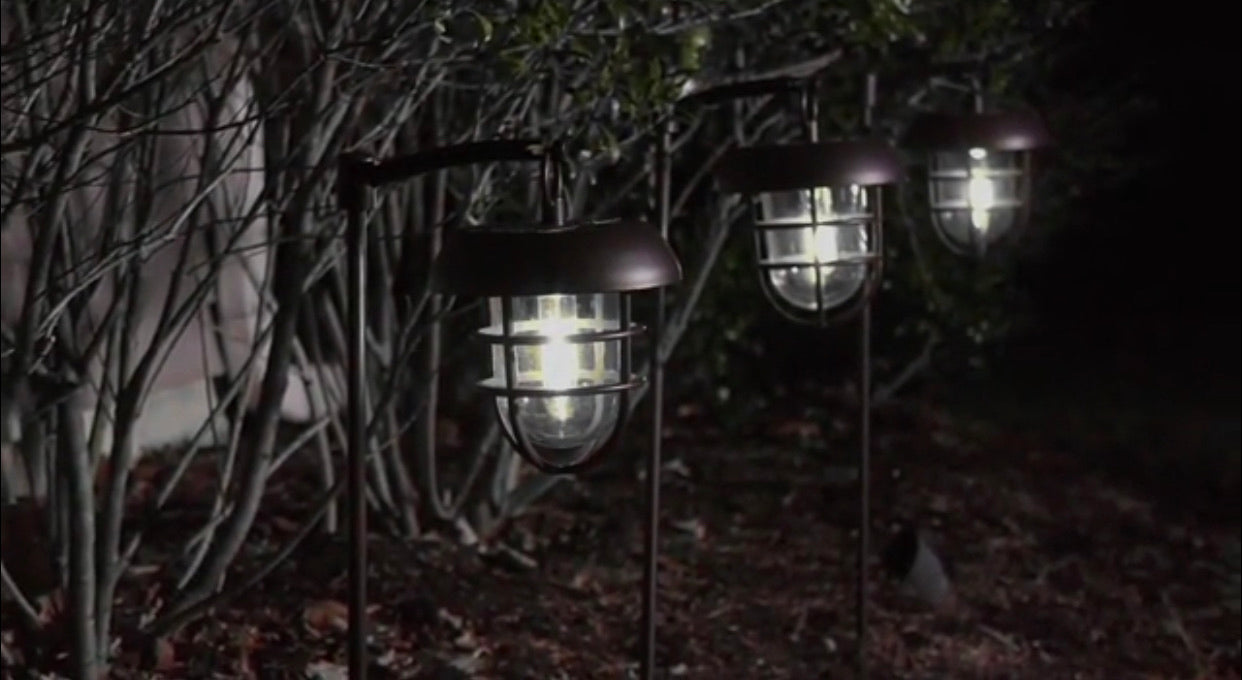 Lampes solaires LED suspendues Lighteme sur poteau métallique Shepherds Hook (lot de 4)