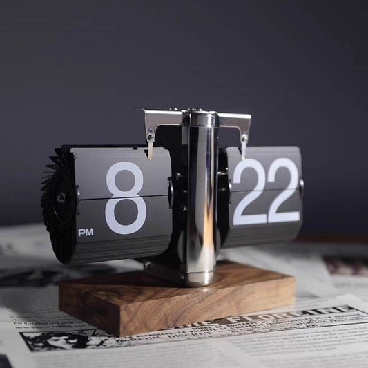 Horloge tournante en noyer Lighteme