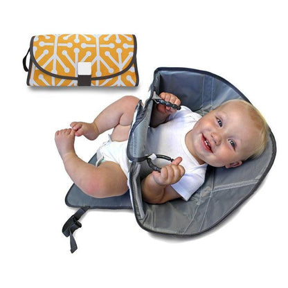 Lighteme No-mess Baby – bietet alle Vorteile eines tragbaren Wickeltisches und eines Windelhalters